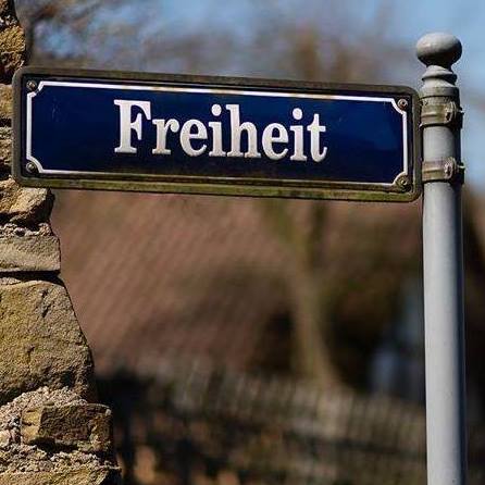 Die Freiheit, du selbst zu sein, mit all deinen Ecken und Kanten dein eigenes Wesen zu verwirklichen, ist das größte Geschenk im Leben.